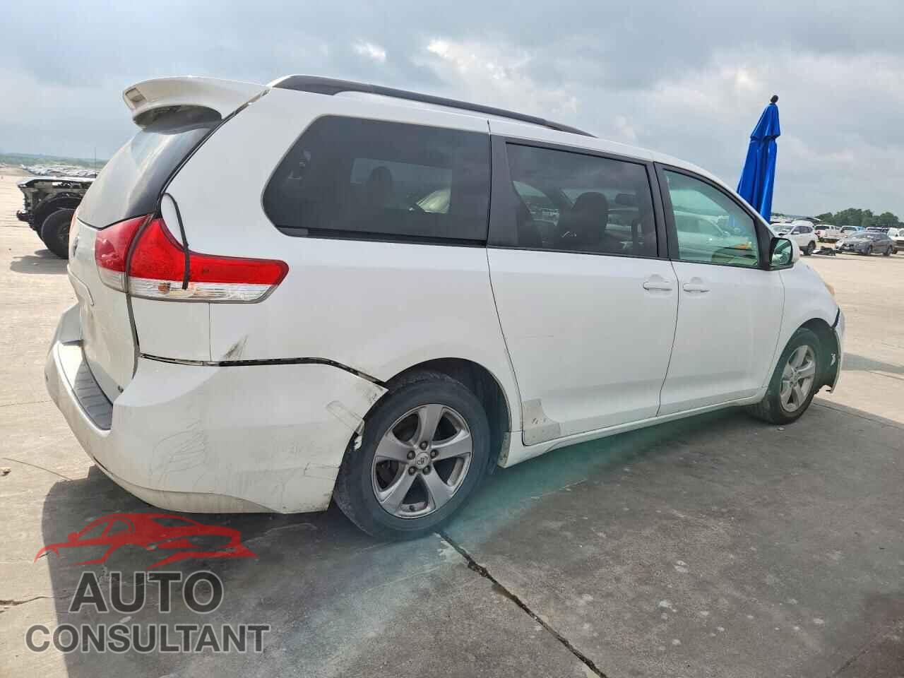 TOYOTA SIENNA 2011 - 5TDKK3DC3BS023829