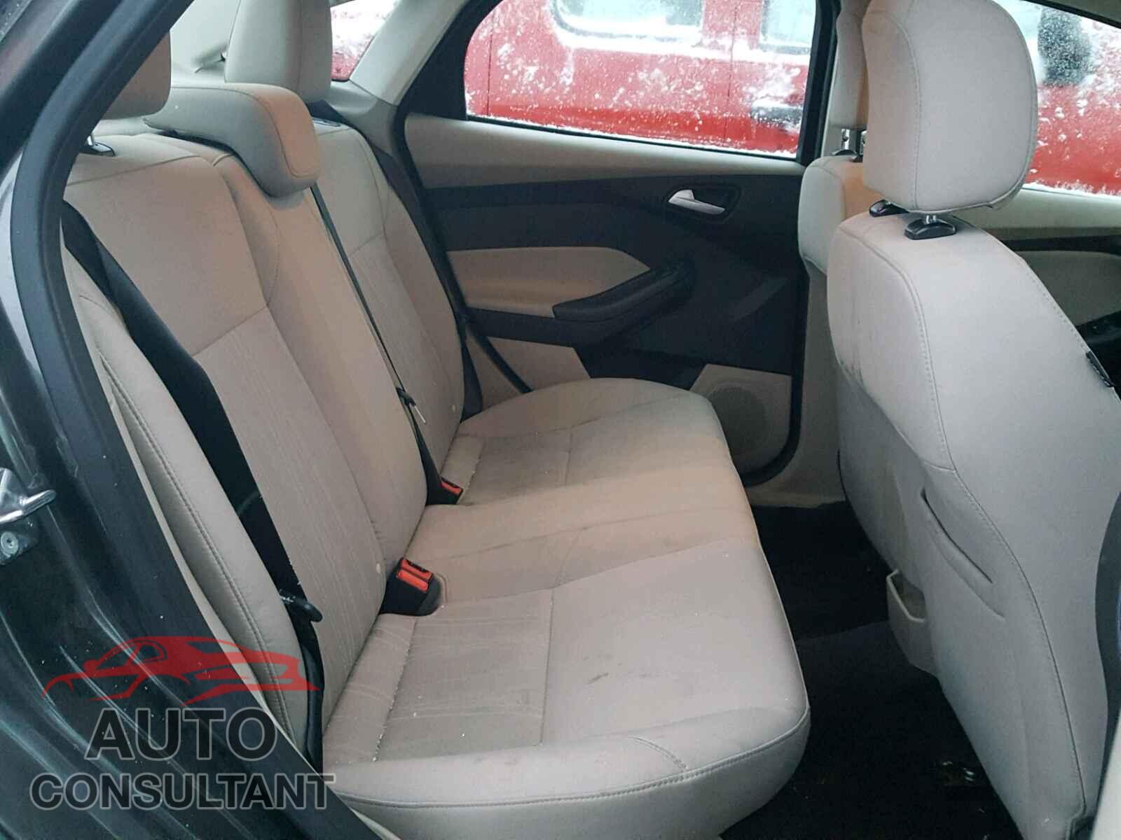 FORD FOCUS SE 2015 - 1FADP3F28FL217526