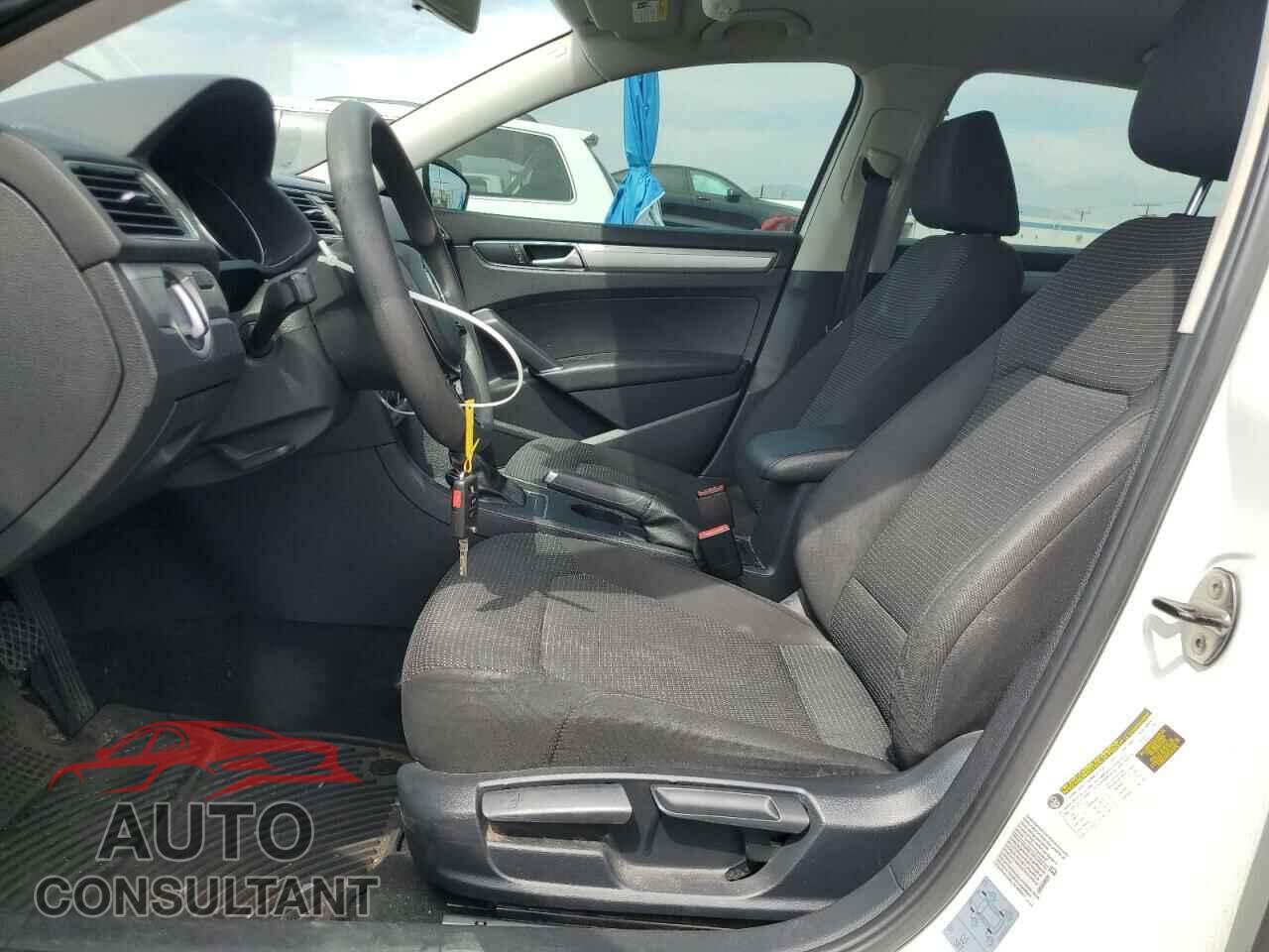 VOLKSWAGEN PASSAT 2017 - 1VWAT7A33HC003365