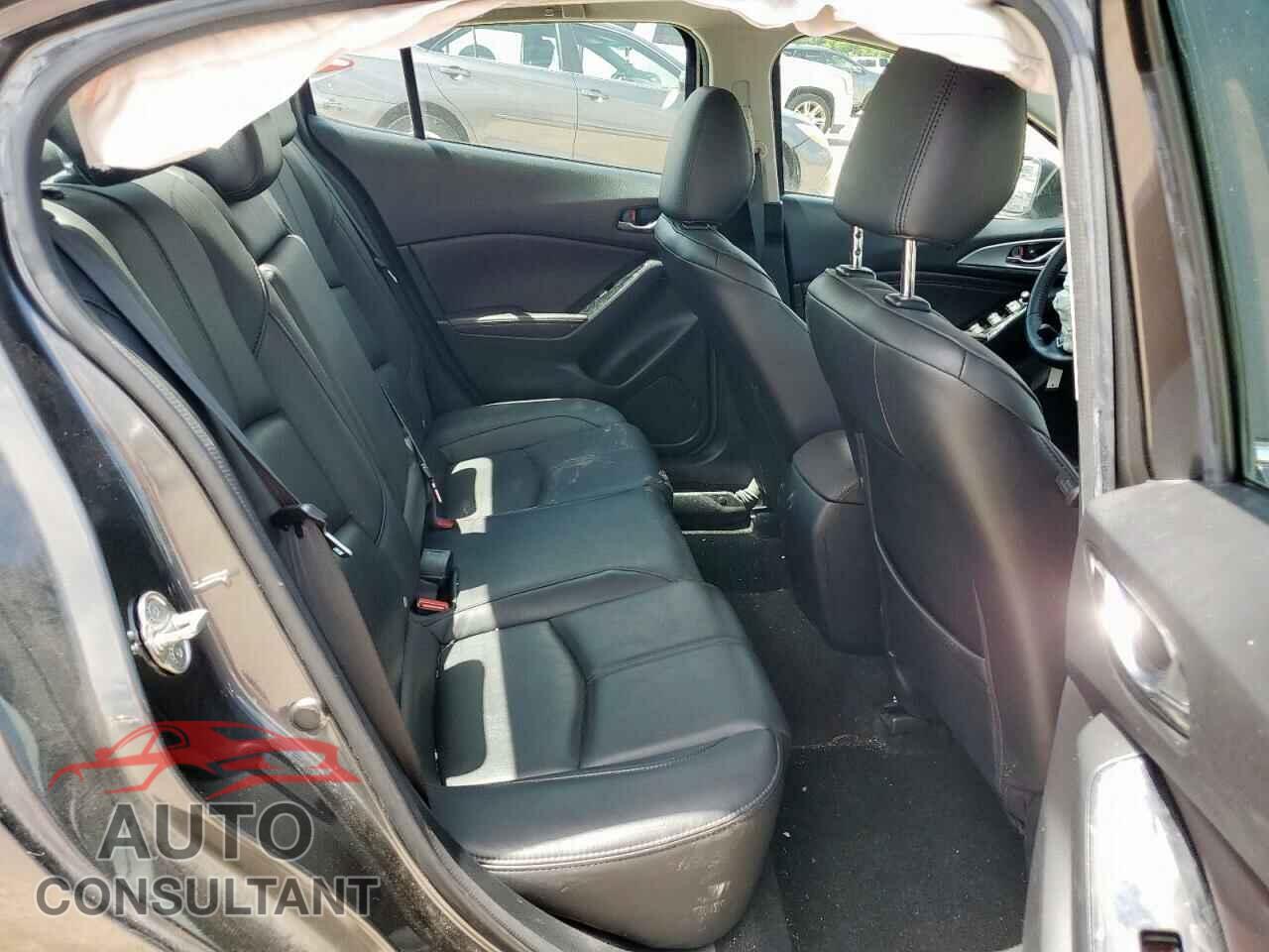 MAZDA 3 2018 - 3MZBN1V38JM274318
