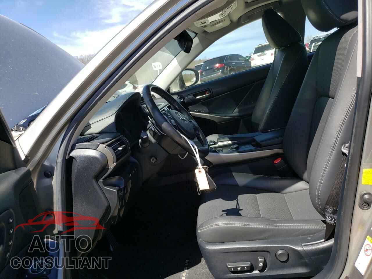 LEXUS IS 2018 - JTHC81D28J5032933