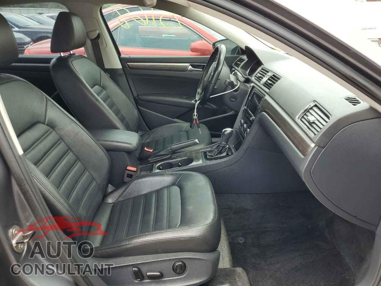 VOLKSWAGEN PASSAT 2017 - 1VWCT7A31HC074962