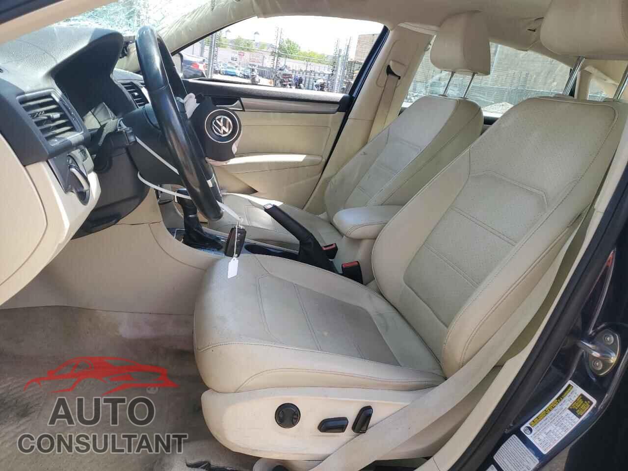 VOLKSWAGEN PASSAT 2015 - 1VWAT7A34FC109451