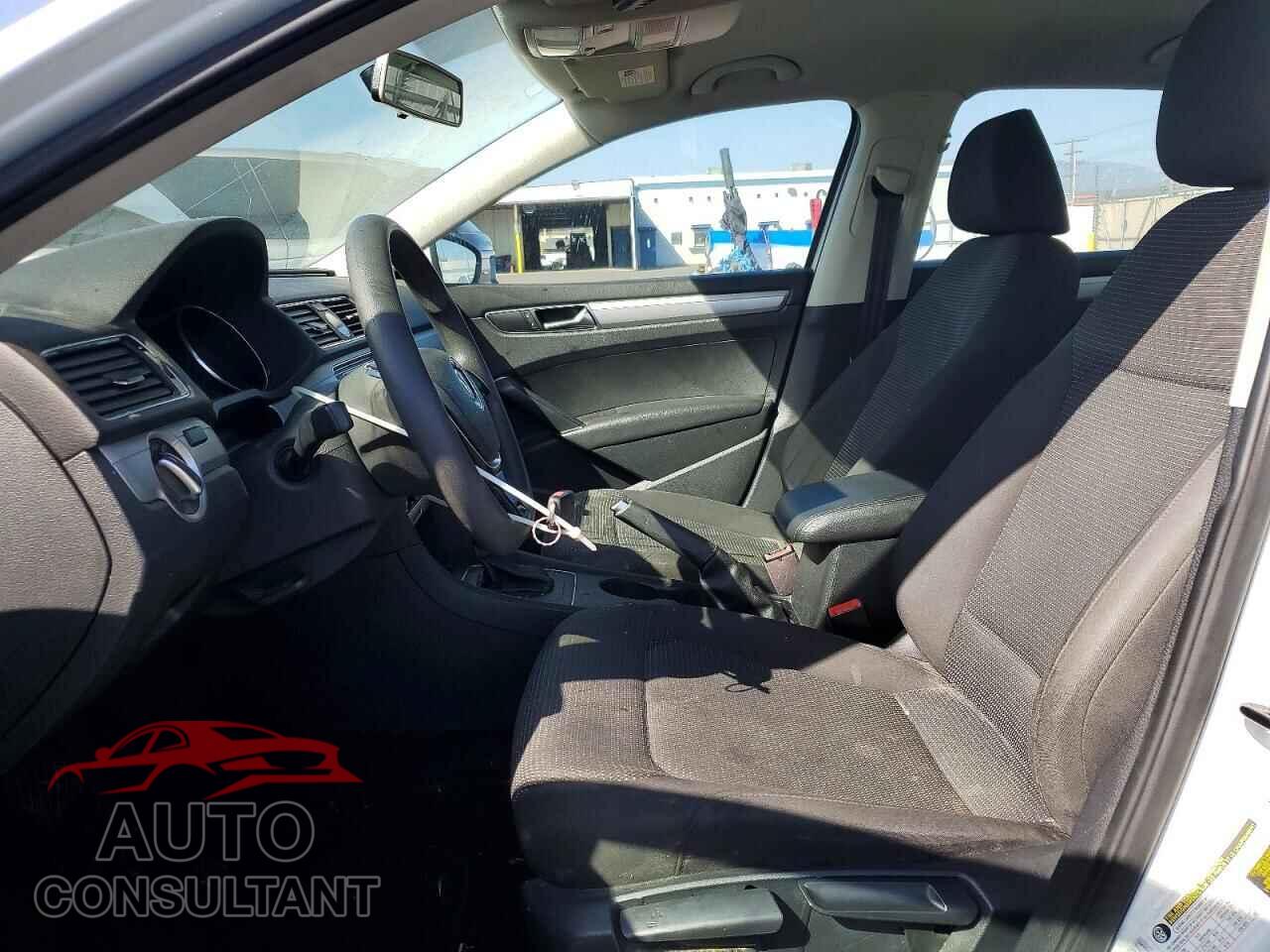VOLKSWAGEN PASSAT 2017 - 1VWAT7A38HC005113