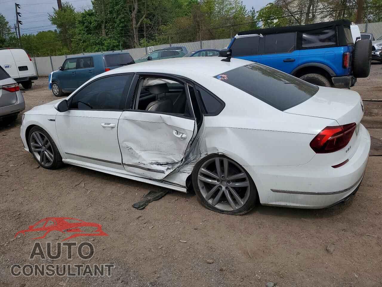 VOLKSWAGEN PASSAT 2018 - 1VWAA7A38JC014857