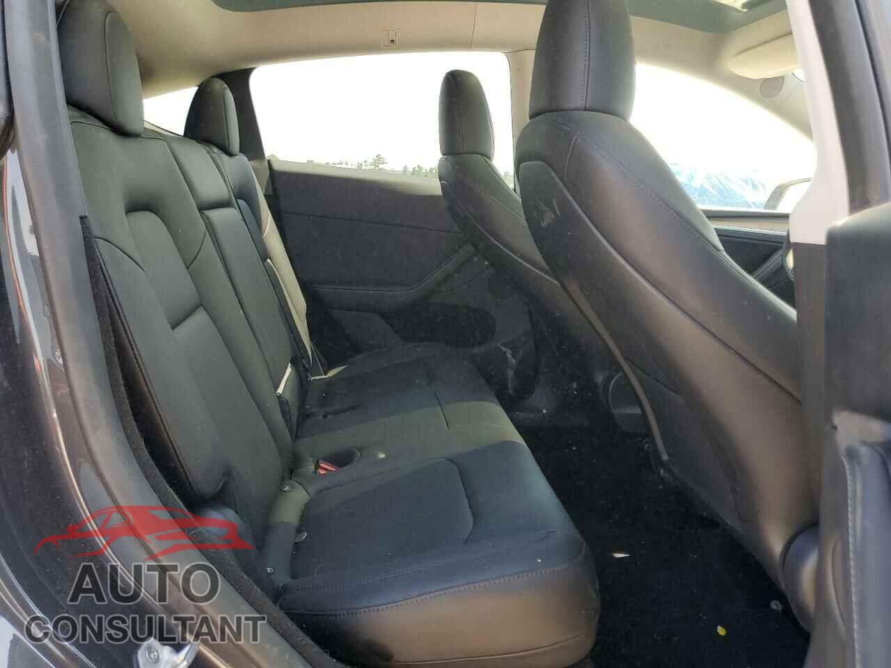 TESLA MODEL Y 2024 - 7SAYGDEE5RA282984