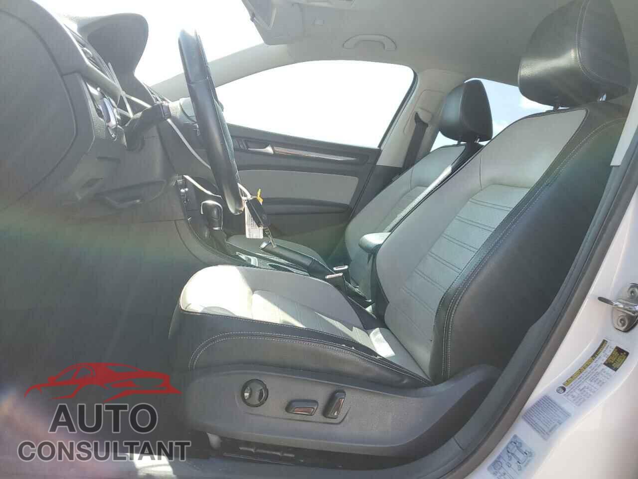 VOLKSWAGEN PASSAT 2015 - 1VWBT7A30FC034896