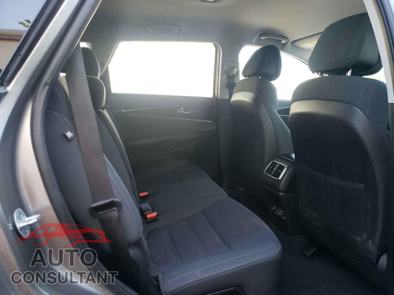KIA SORENTO 2017 - 5XYPGDA56HG191764