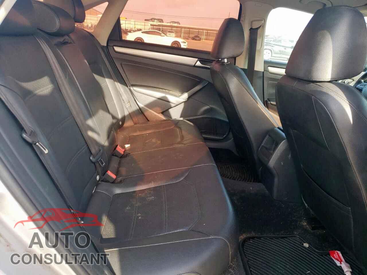 VOLKSWAGEN PASSAT 2015 - 1VWAT7A37FC020019