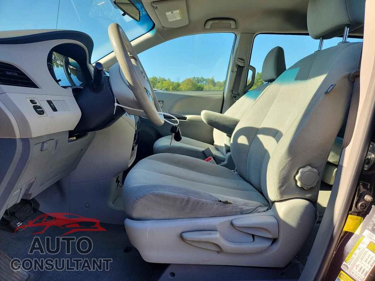 TOYOTA SIENNA 2013 - 5TDZK3DC8DS286576