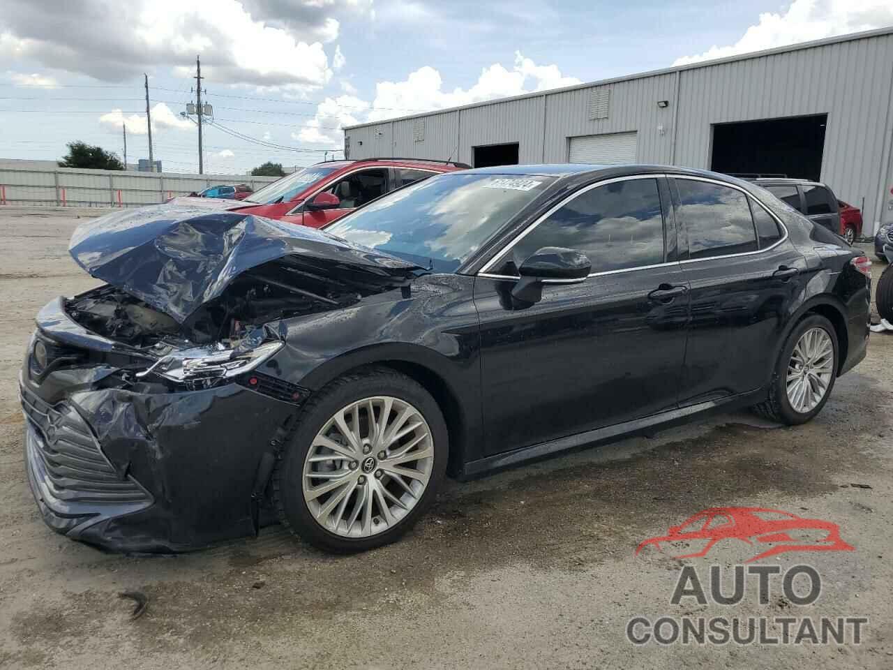 TOYOTA CAMRY 2018 - 4T1B11HK8JU061040
