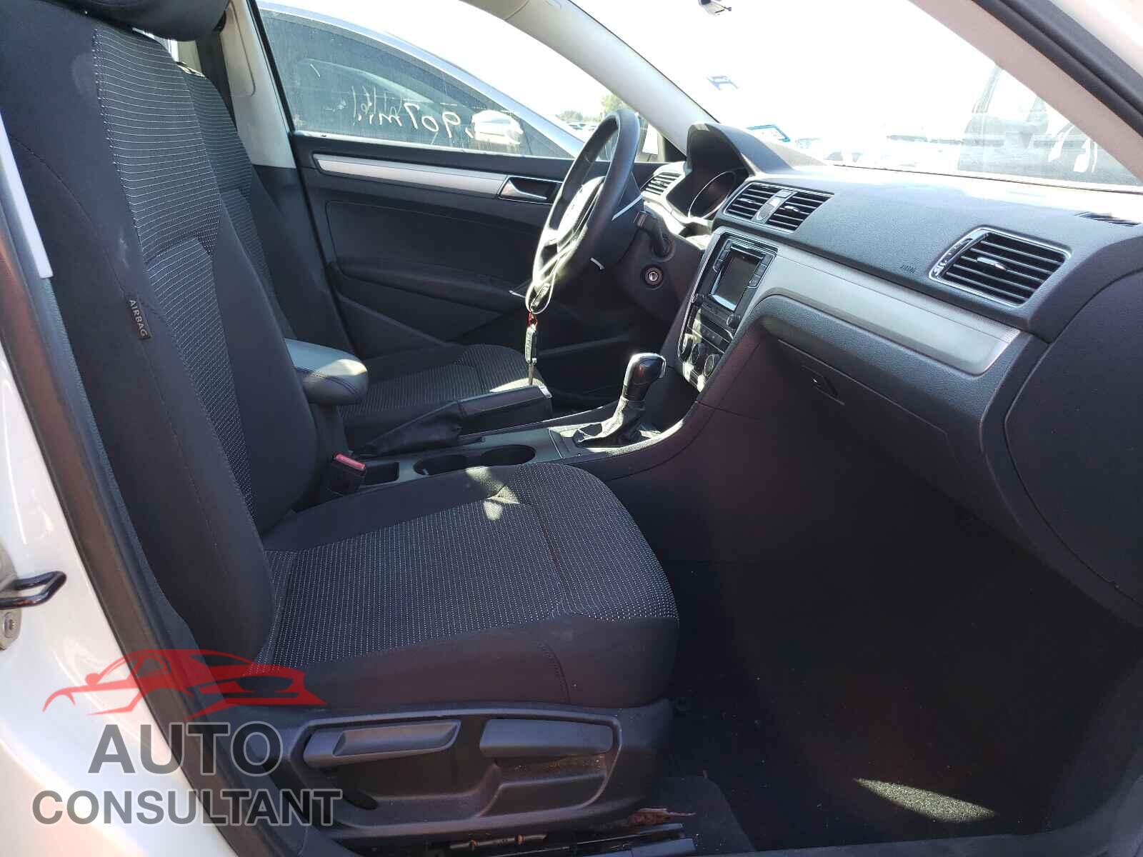 VOLKSWAGEN PASSAT 2016 - 1VWAT7A30GC034698