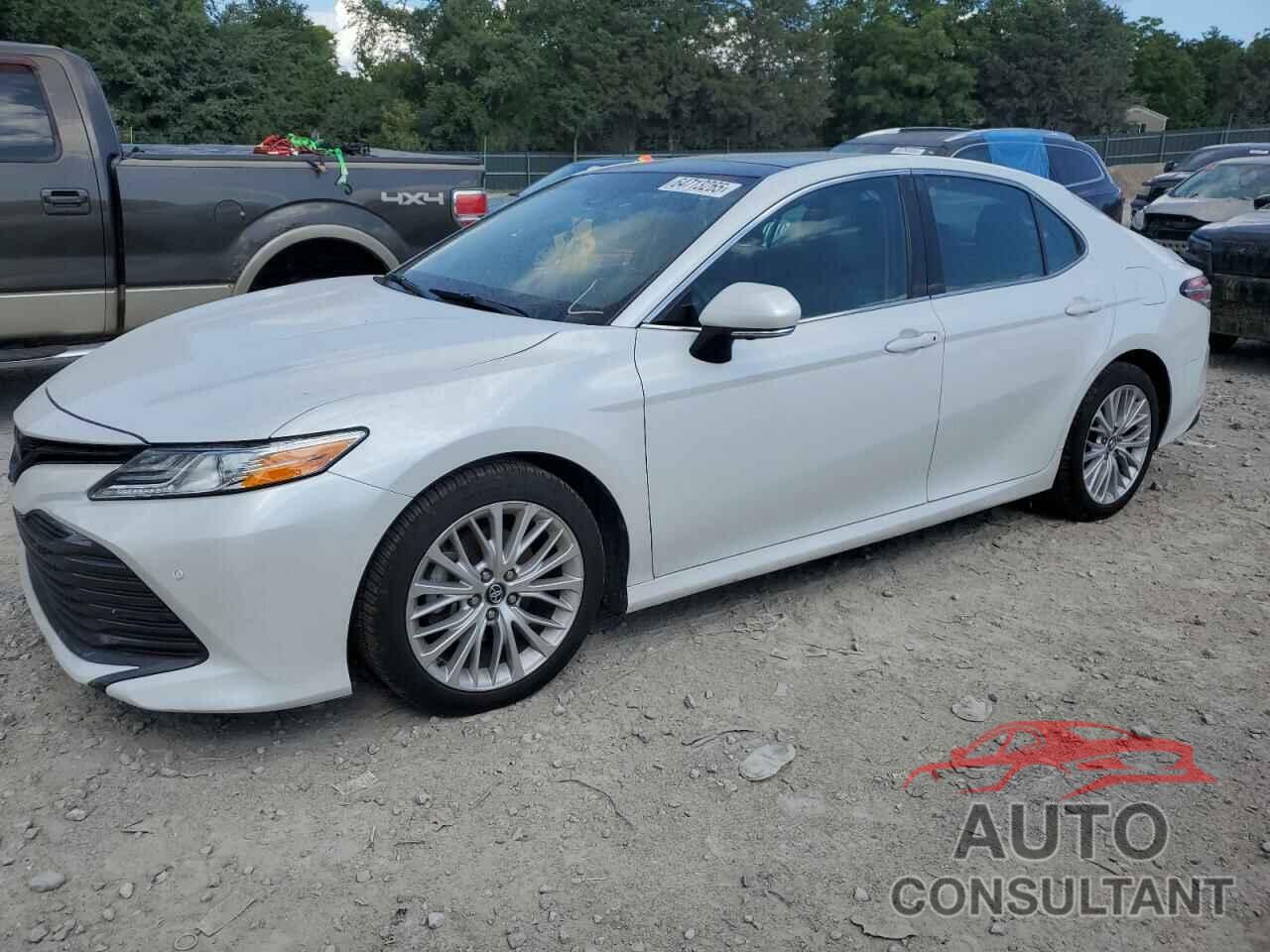 TOYOTA CAMRY 2018 - 4T1B11HK1JU061932