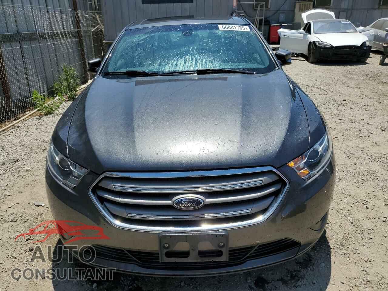FORD TAURUS 2018 - 1FAHP2E82JG103234