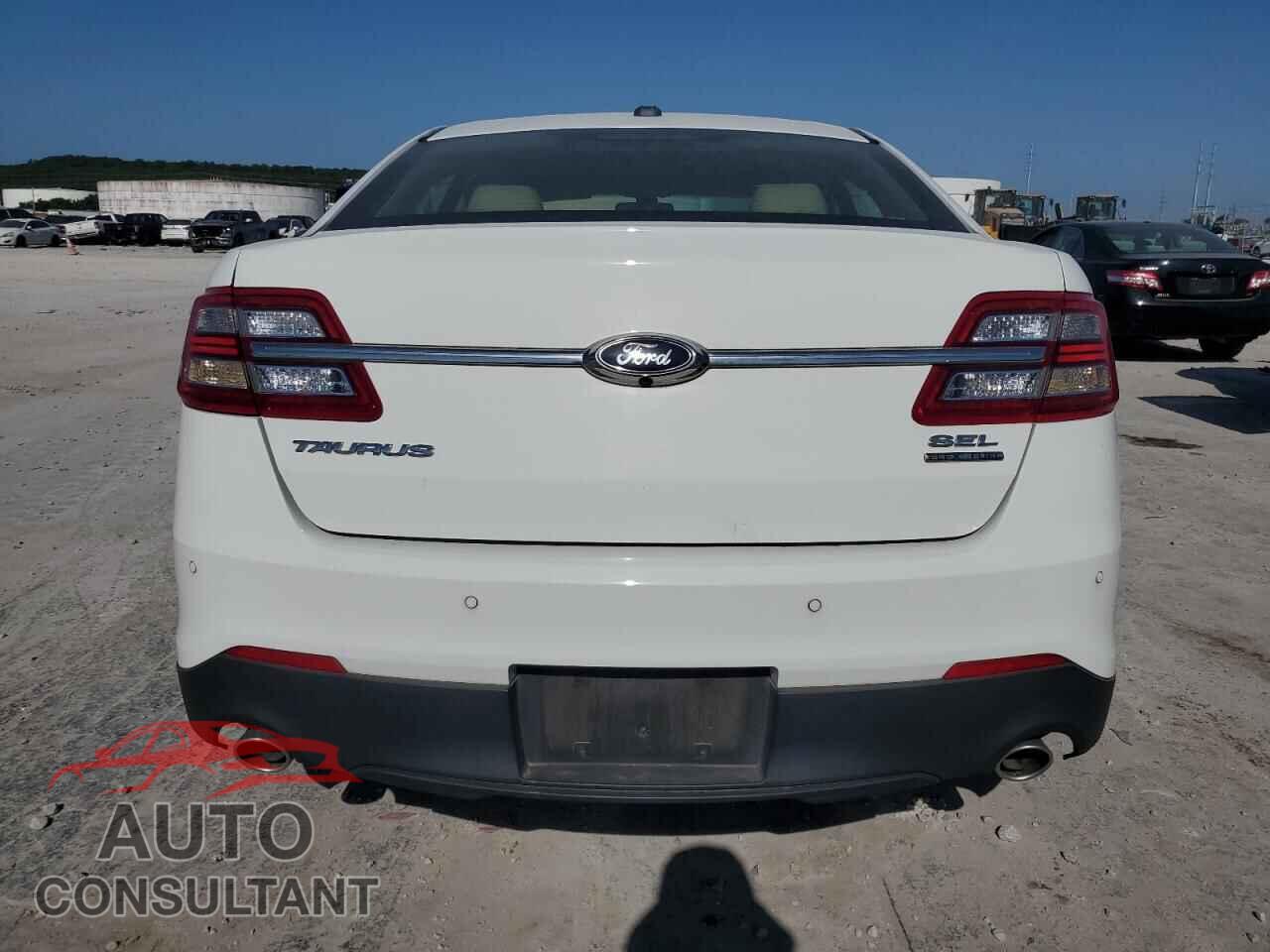 FORD TAURUS 2018 - 1FAHP2E86JG115211