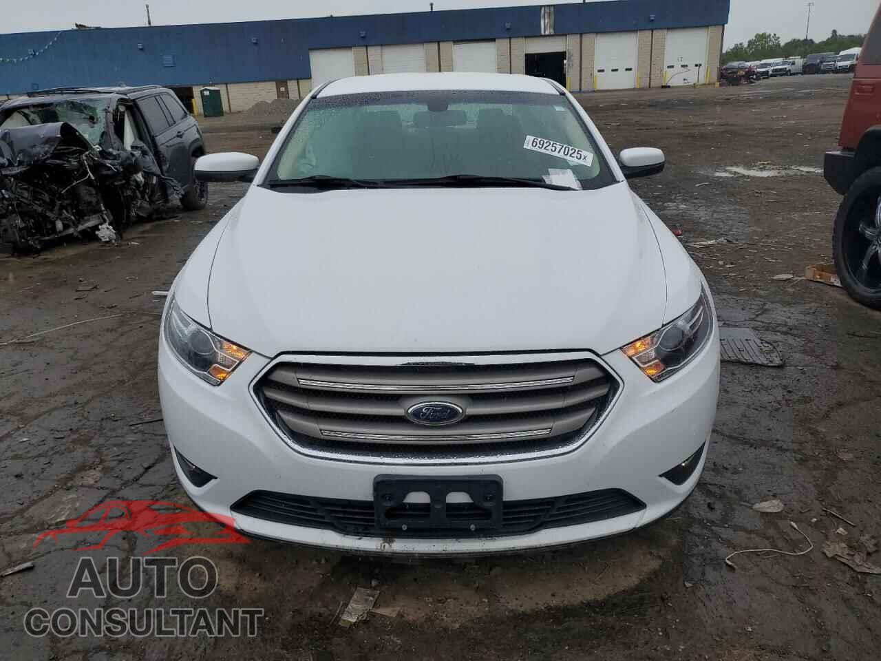 FORD TAURUS 2018 - 1FAHP2E88JG114254