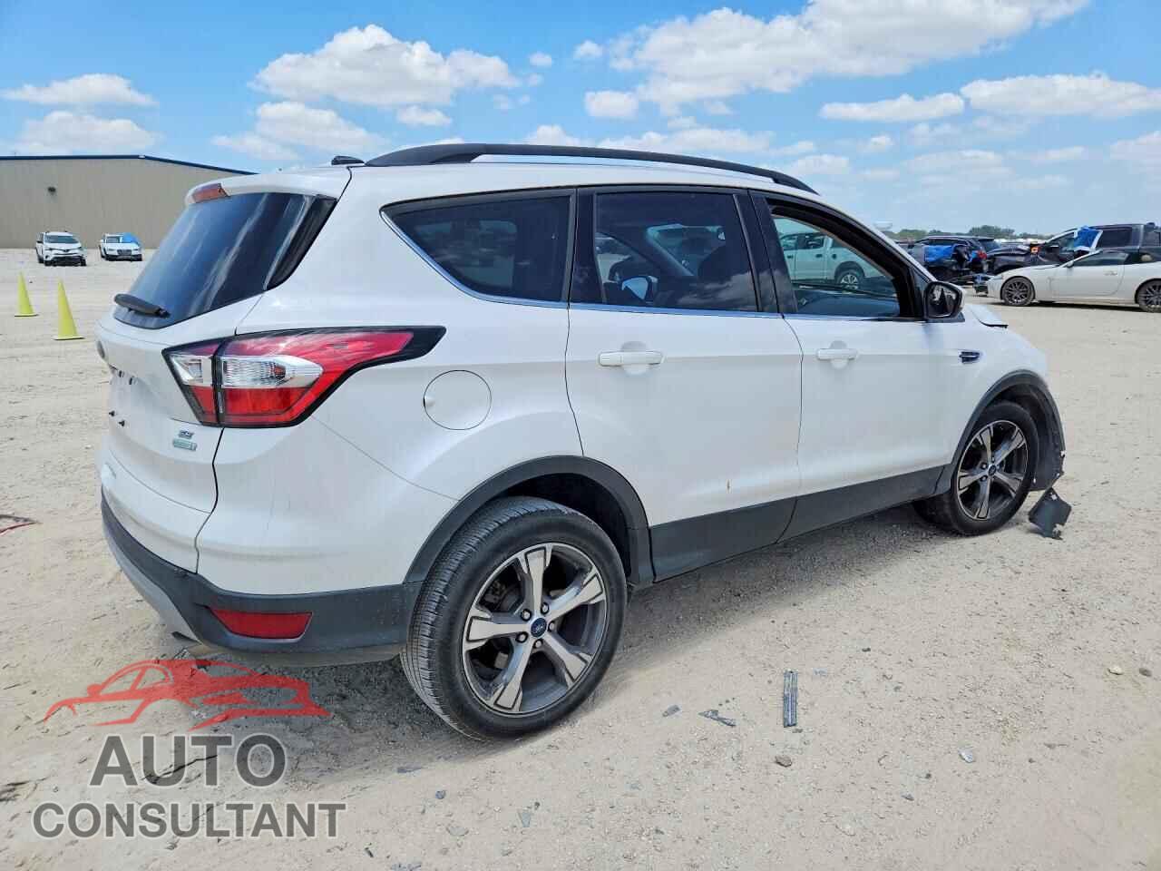 FORD ESCAPE 2017 - 1FMCU0GD4HUC07002