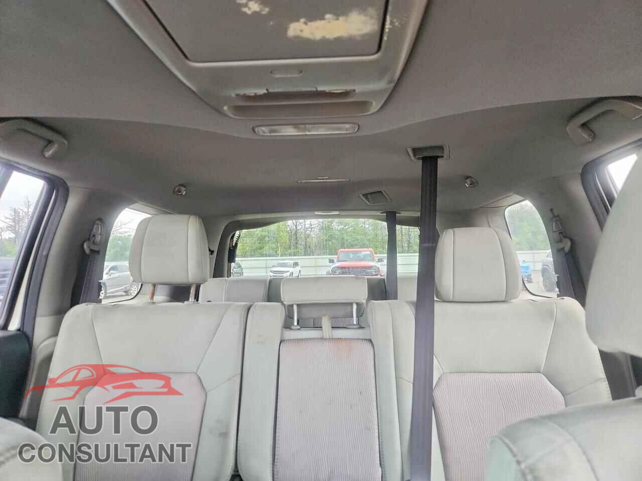HONDA PILOT 2015 - 5FNYF4H31FB048575