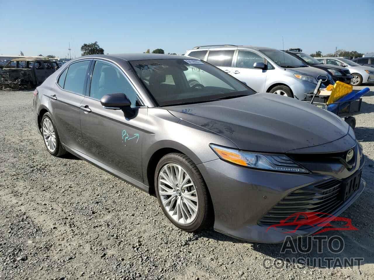 TOYOTA CAMRY 2018 - 4T1B11HK3JU013526