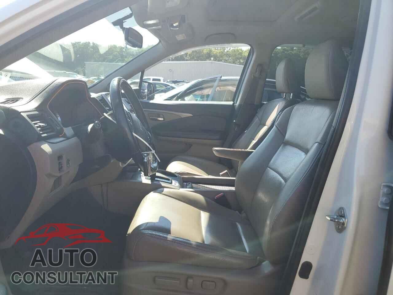 HONDA PILOT 2017 - 5FNYF6H84HB092533
