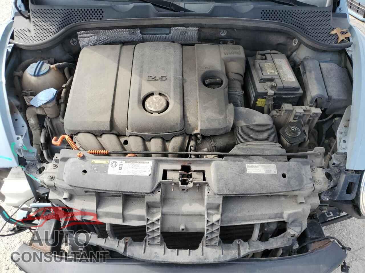 VOLKSWAGEN BEETLE 2013 - 3VWJP7AT3DM611237