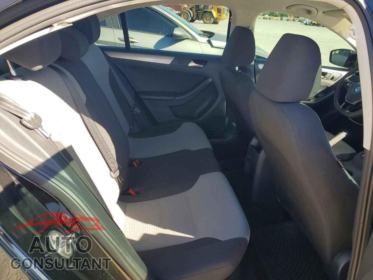 VOLKSWAGEN JETTA 2017 - 3VW2B7AJXHM323626