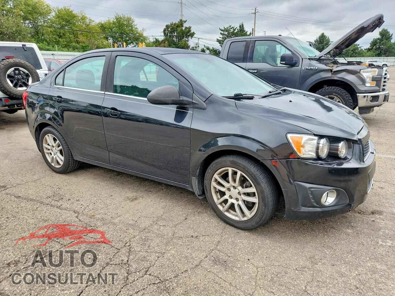 CHEVROLET SONIC 2013 - 1G1JC5SH2D4164787