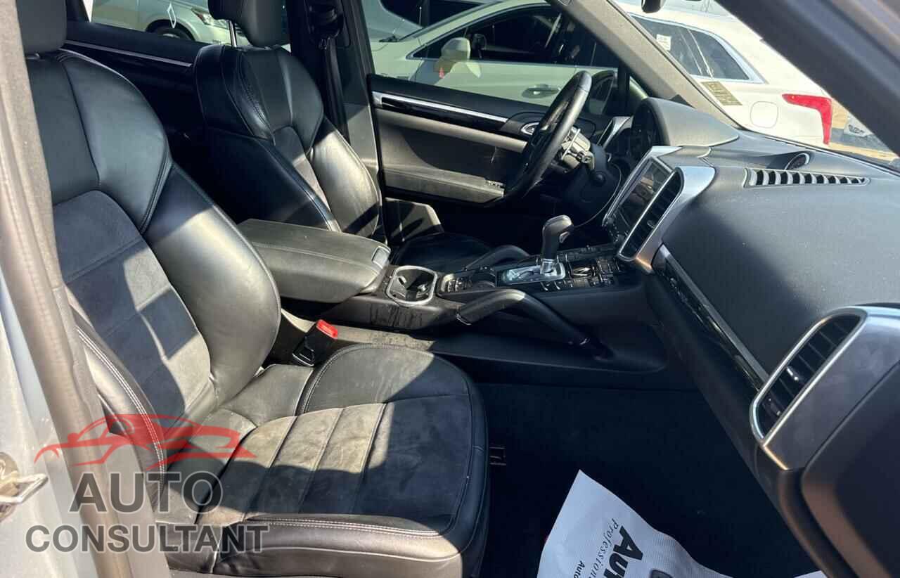 PORSCHE CAYENNE 2017 - WP1AA2A22HKA86696