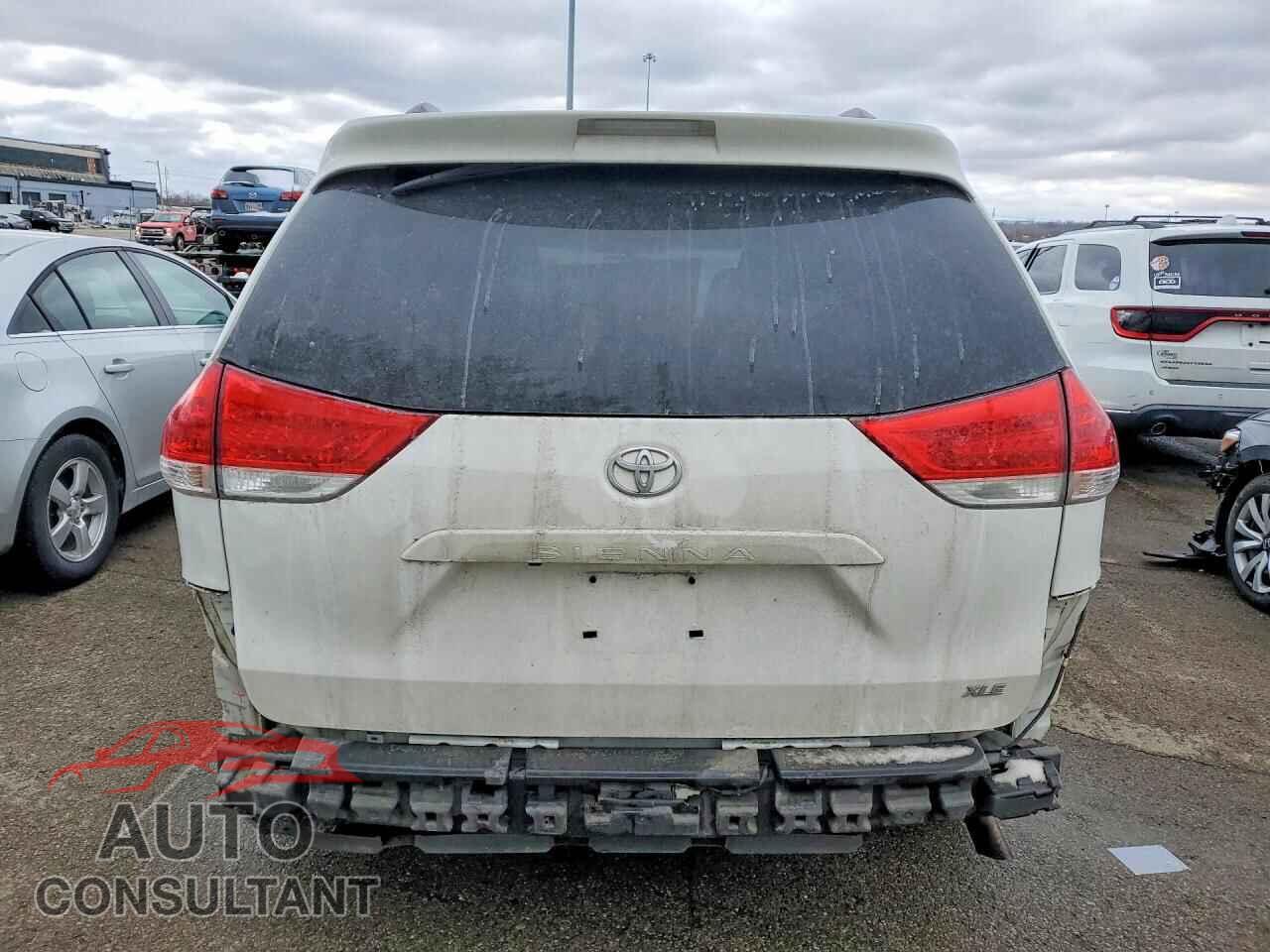 TOYOTA SIENNA 2013 - 5TDYK3DC8DS291501