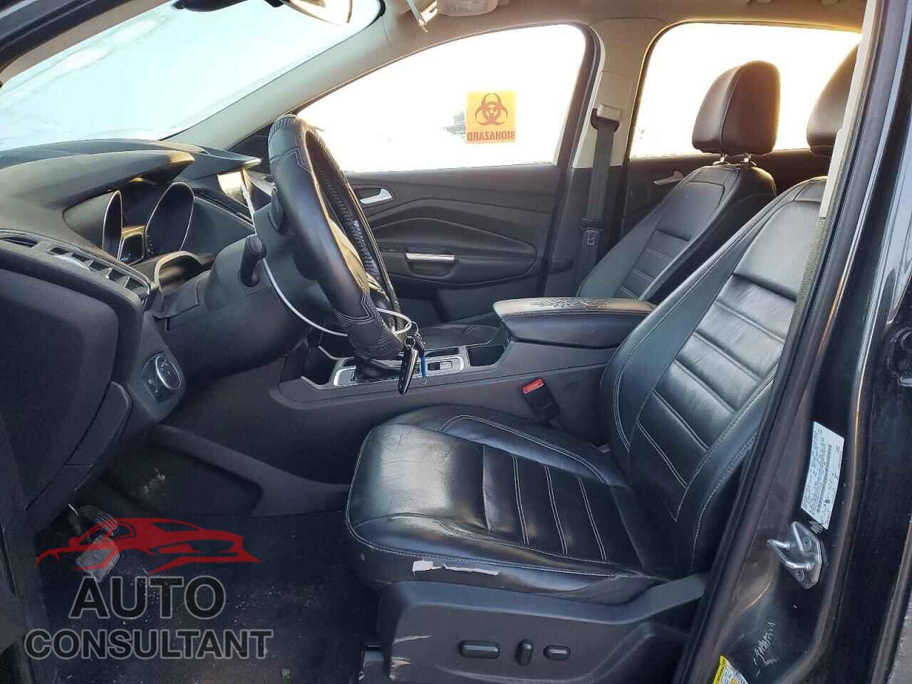 FORD ESCAPE 2017 - 1FMCU9J90HUC81008