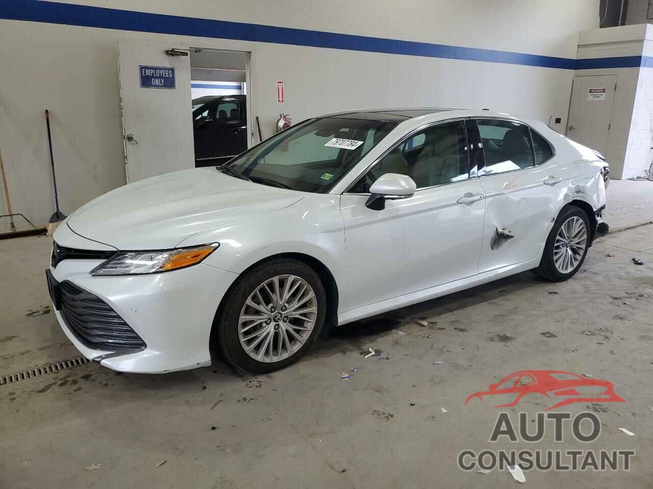 TOYOTA CAMRY 2018 - 4T1B11HK8JU033304