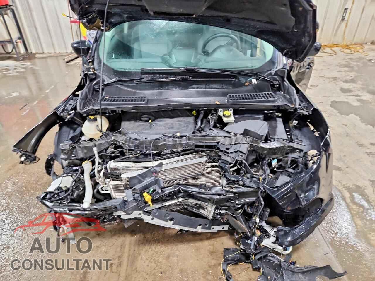 FORD ESCAPE 2017 - 1FMCU9GD5HUD52182
