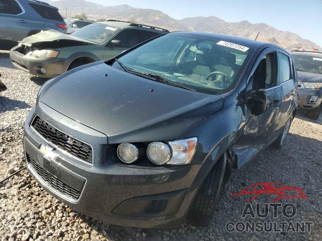 CHEVROLET SONIC 2015 - 1G1JC6SH0F4123387