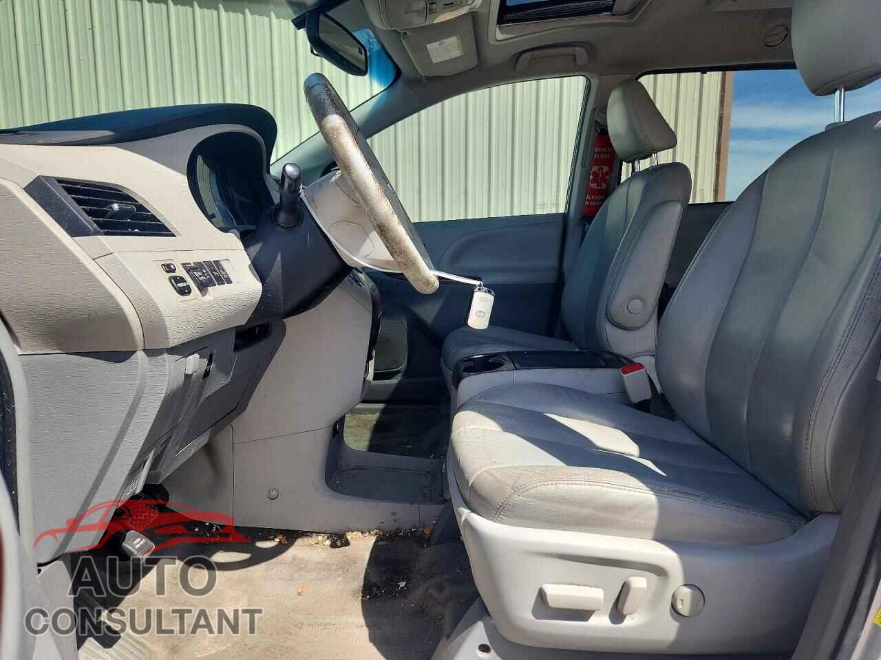 TOYOTA SIENNA 2013 - 5TDYK3DC8DS334816