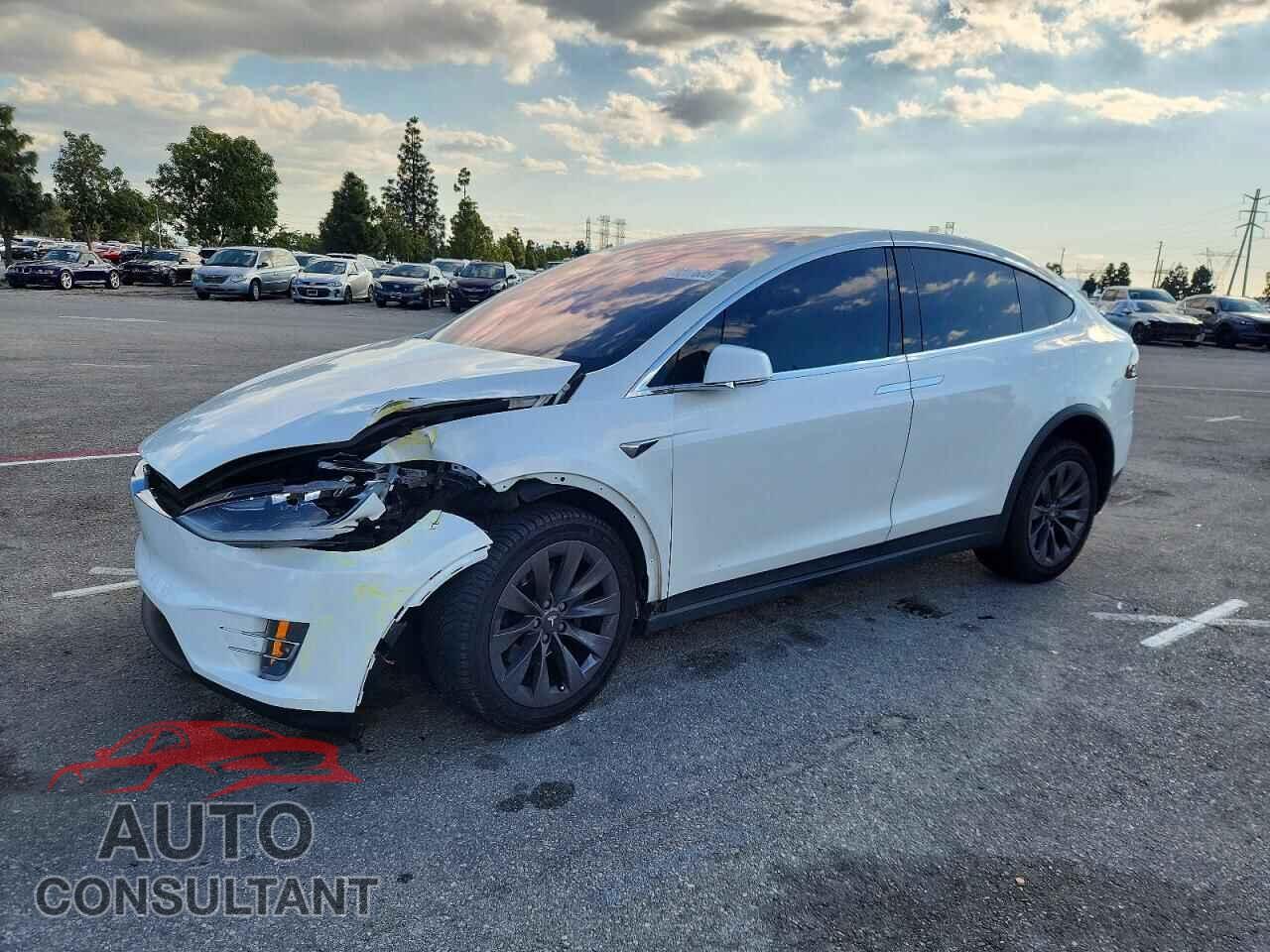TESLA MODEL X 2018 - 5YJXCAE24JF090181