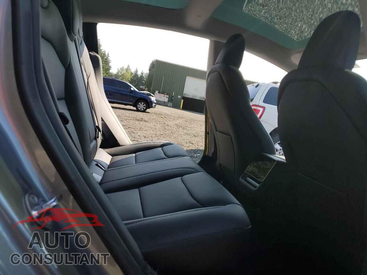 TESLA MODEL 3 2025 - 5YJ3E1EA2SF933540