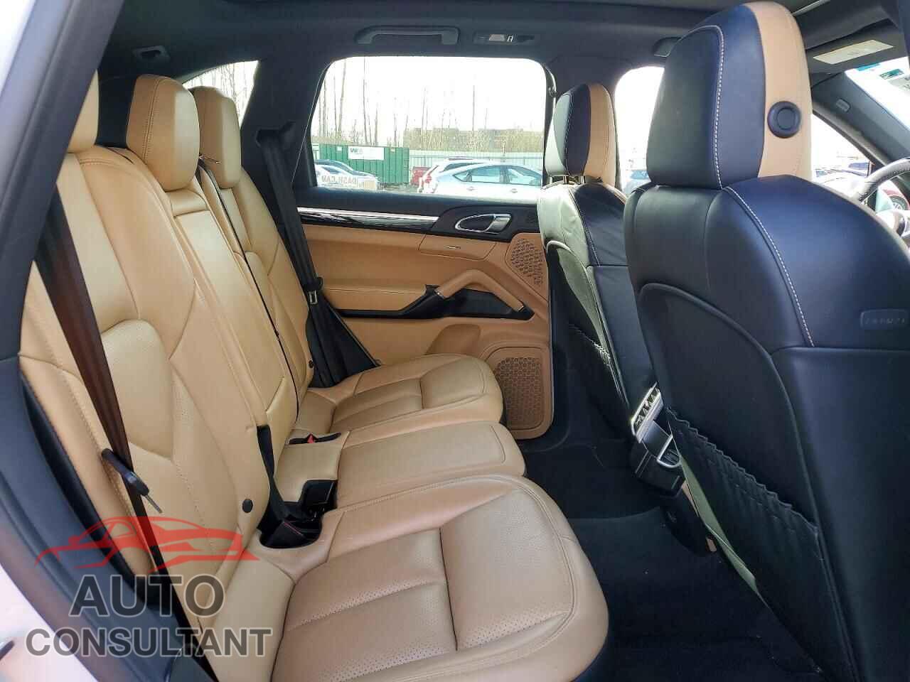 PORSCHE CAYENNE 2018 - WP1AA2A28JKA03617