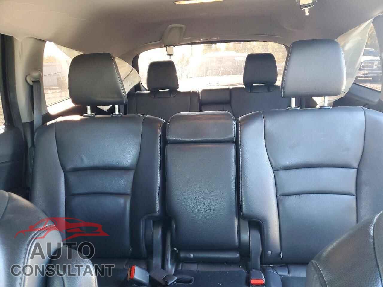 HONDA PILOT 2018 - 5FNYF6H96JB012695