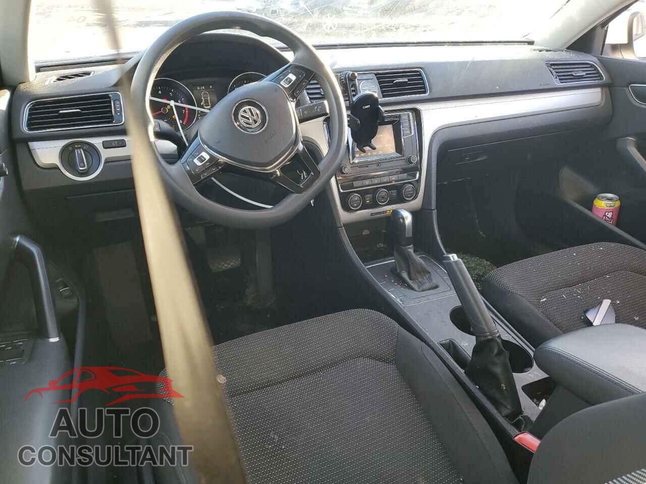 VOLKSWAGEN PASSAT 2017 - 1VWAT7A37HC040645