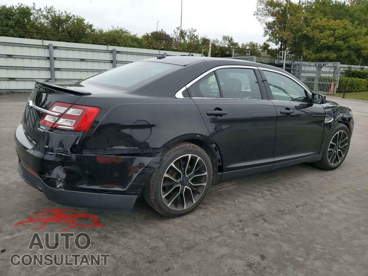 FORD TAURUS 2018 - 1FAHP2E80JG111087