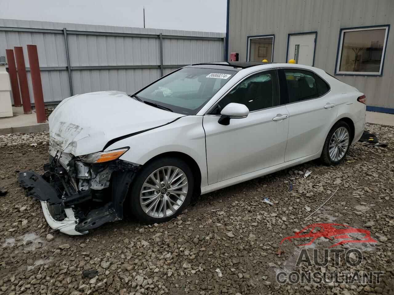TOYOTA CAMRY 2018 - 4T1B11HK2JU007961