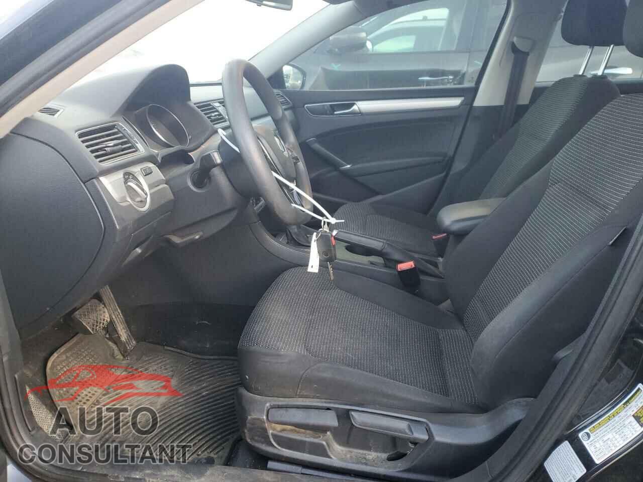 VOLKSWAGEN PASSAT 2017 - 1VWAT7A37HC012862