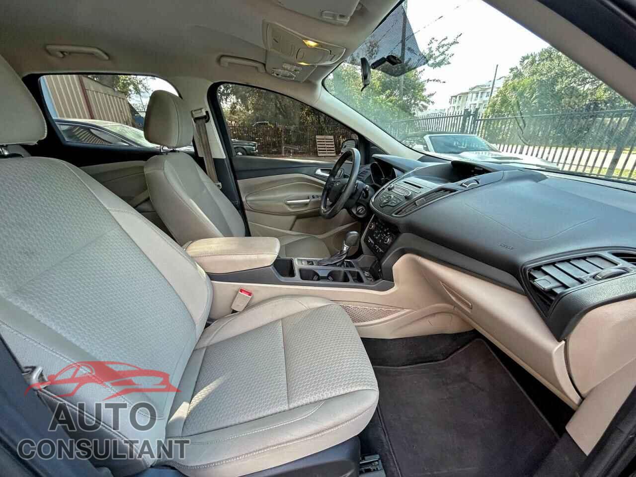 FORD ESCAPE 2017 - 1FMCU9G92HUE86529