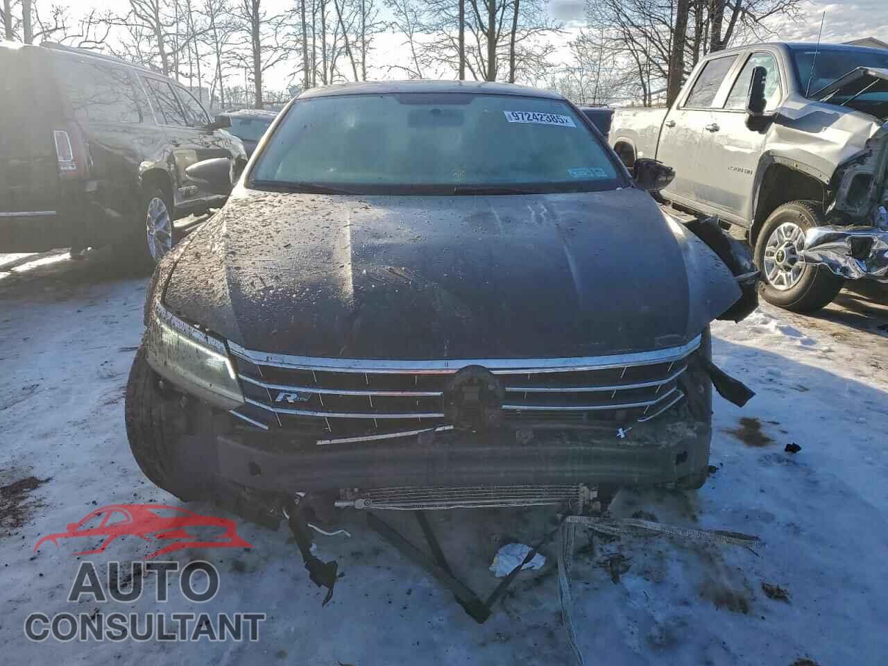 VOLKSWAGEN PASSAT 2018 - 1VWAA7A30JC018515