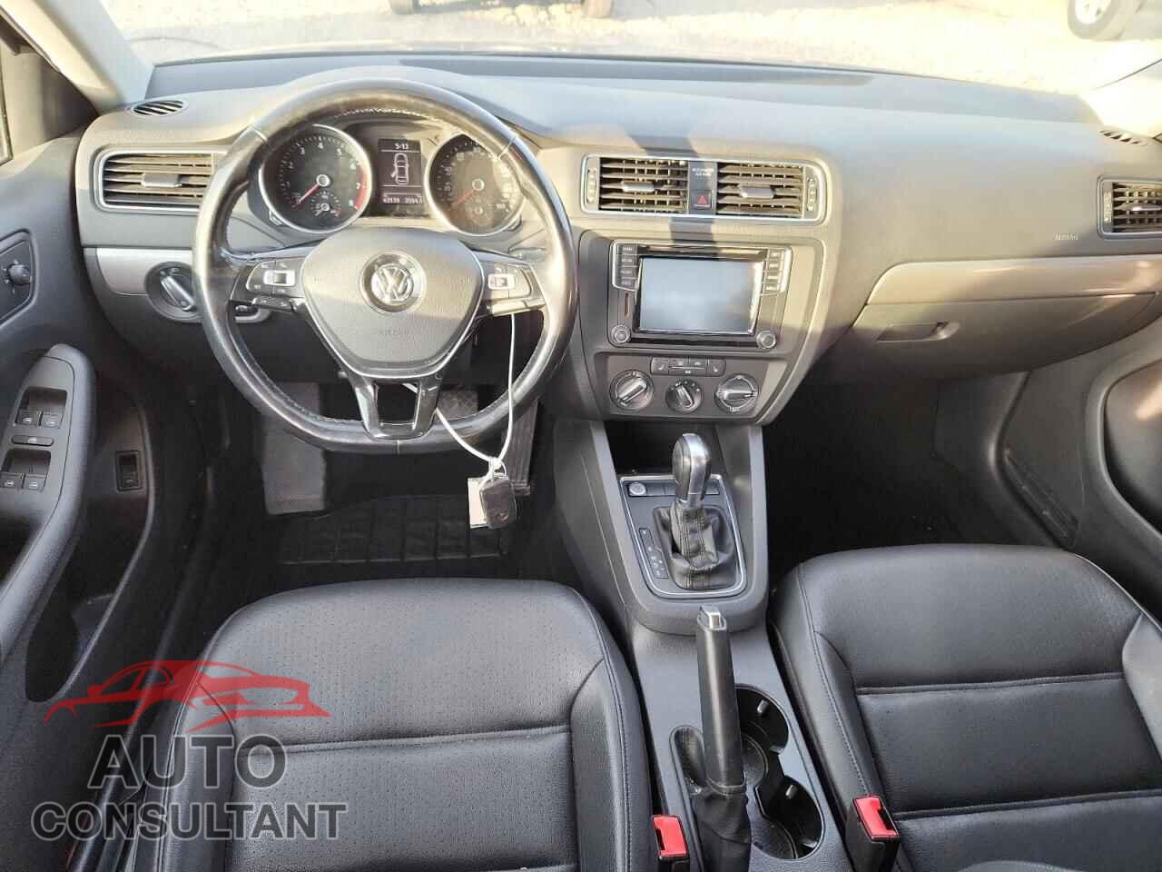 VOLKSWAGEN JETTA 2017 - 3VWDB7AJ4HM392823