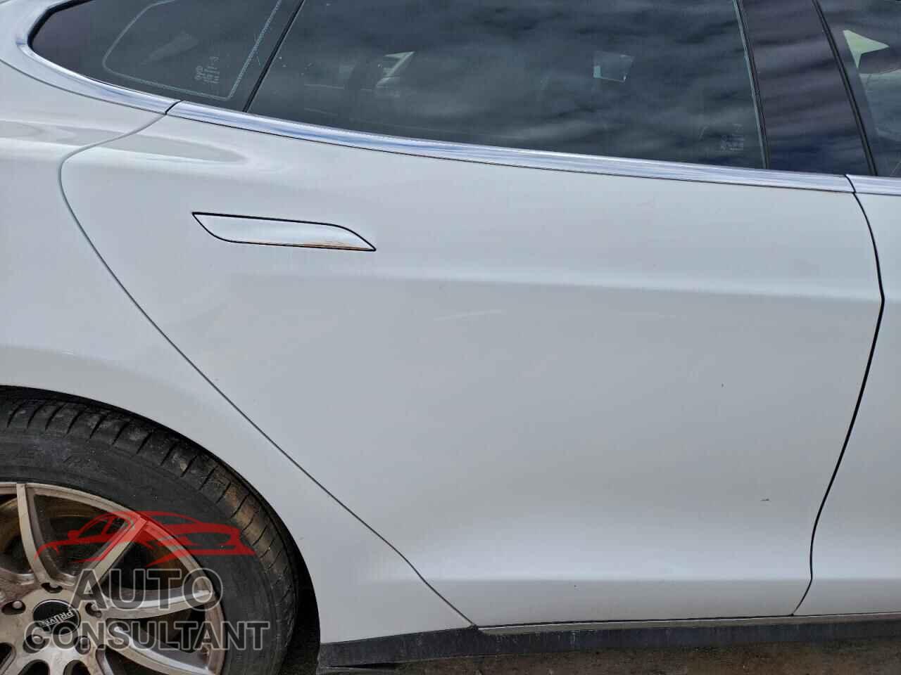 TESLA MODEL S 2015 - 5YJSA1E26FF111152