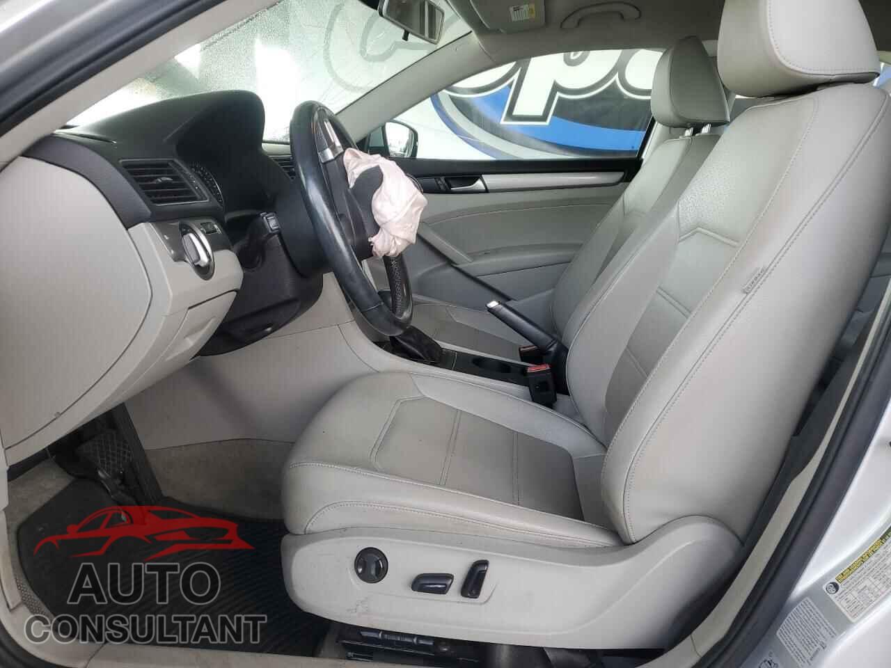VOLKSWAGEN PASSAT 2015 - 1VWAT7A37FC079295