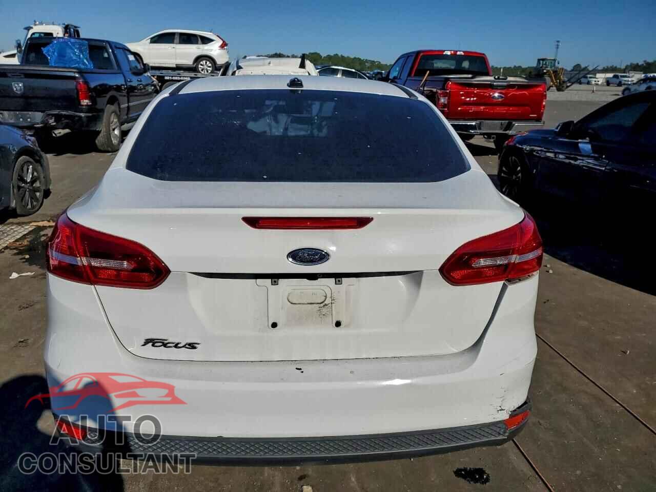 FORD FOCUS 2017 - 1FADP3E24HL335481