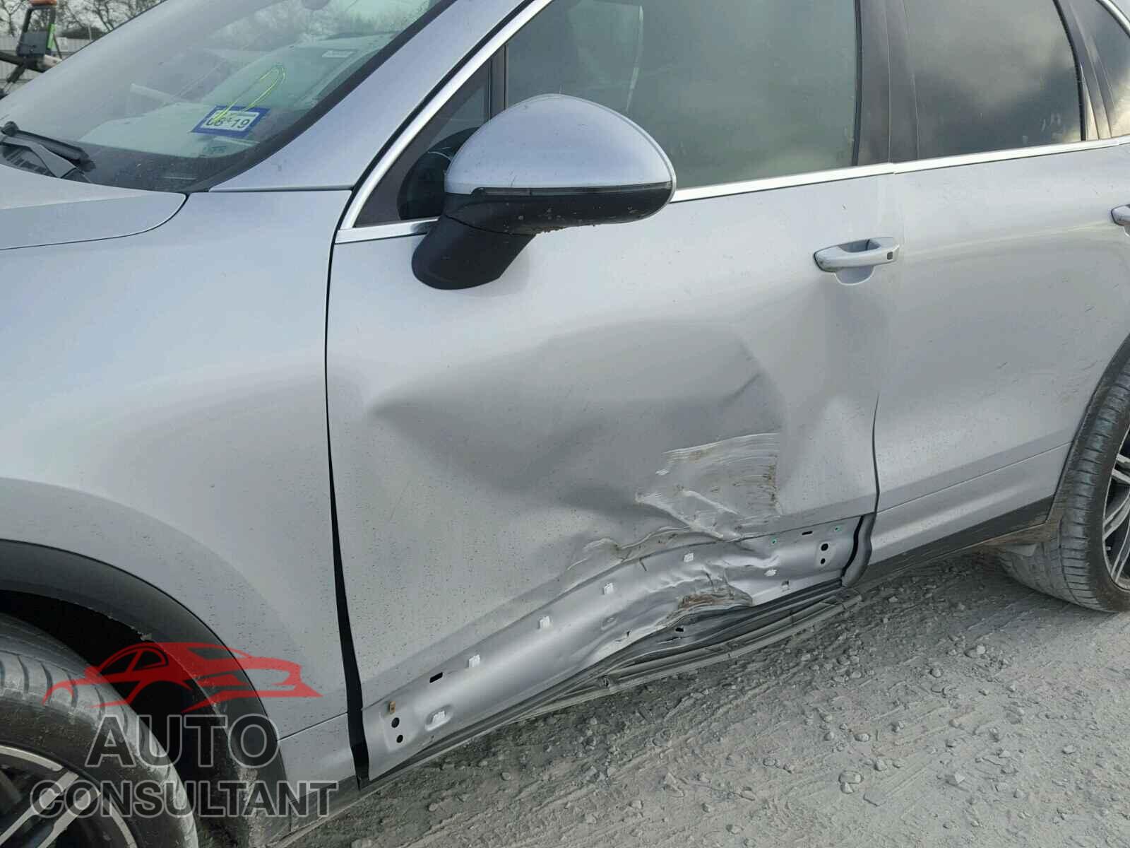 PORSCHE CAYENNE 2017 - WP1AB2A24HLA52671
