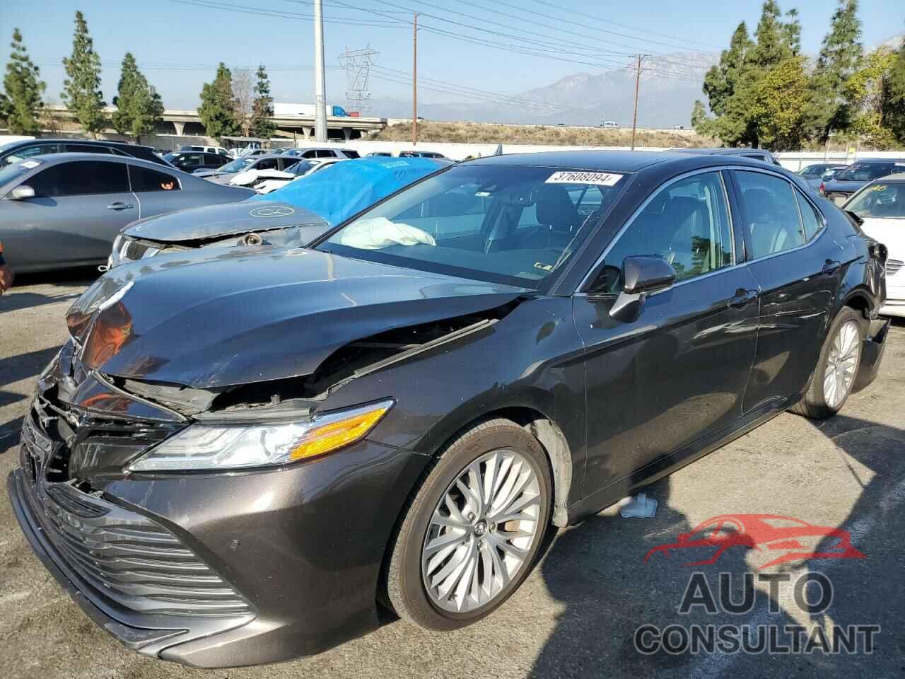 TOYOTA CAMRY 2018 - 4T1B11HK9JU004135